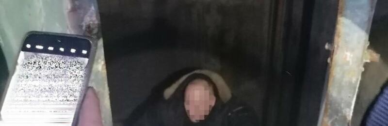 Не помітив небезпеку: на Печерську чоловік упав у шахту ліфта