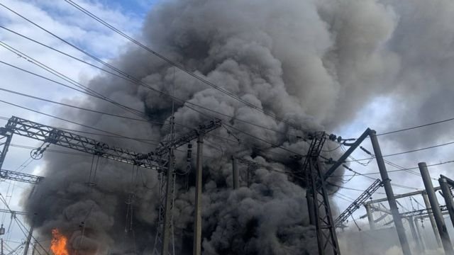 «Ситуація стабілізується». В ОВА та ОП розповіли, коли на Київщині та у столиці відновлять електропостачання