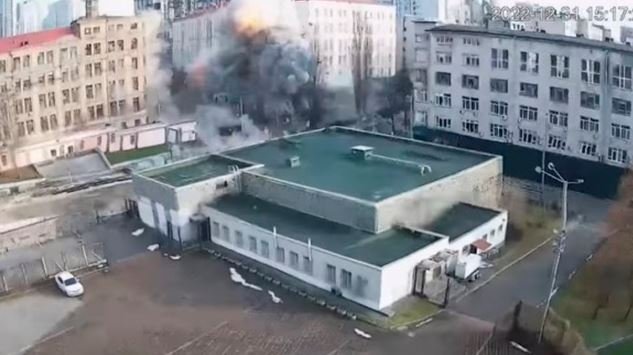 Палац Україна показав момент прильоту російської ракети 31 грудня