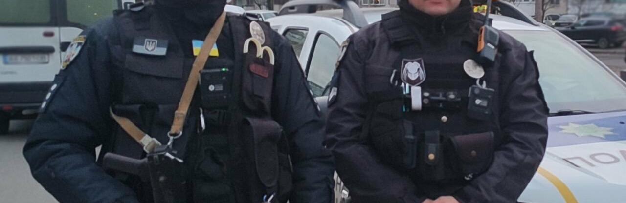 Зачинилася у ванній, щоб накласти на себе руки: столичні патрульні врятували жінку