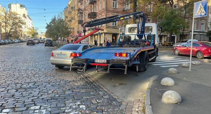 У Києві евакуювали автомобіль поліції за неправильне паркування