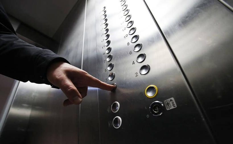 Зайшли у ліфт, а опинились у пастці: киян закликають в час тривоги користуватись сходами