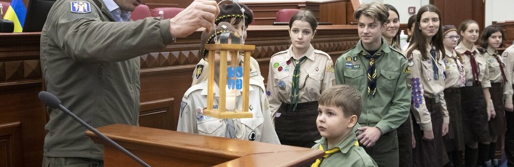 У Київраду принесли благодатний Вифлеємський вогонь