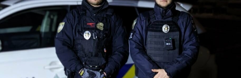 Безпорадна і напівпритомна лажала у квартирі: патрульні врятували жінку на Подолі