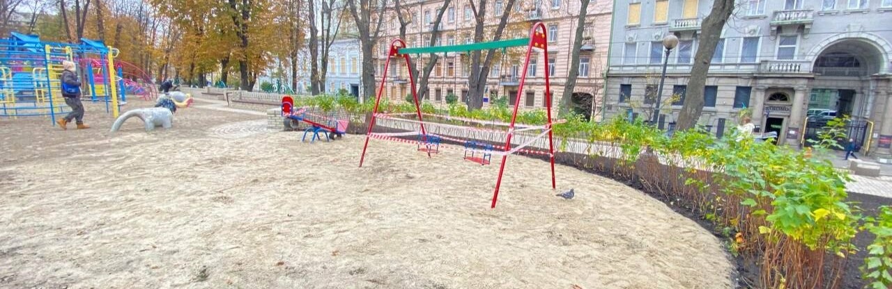 Вирву від ракети у парку Шевченка засипали піском: що там буде. ФОТО