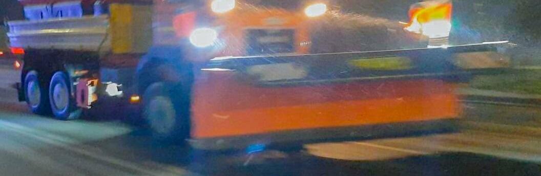 У Києві прибирають сніг та обробляють вулиці протиожеледними засобами 90 машин