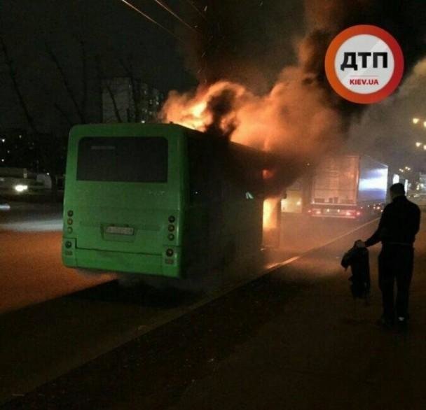 На окружной сгорела маршрутка Боярка - Киев, (ФОТО, ВИДЕО), фото-2 На окружной сгорела маршрутка Боярка - Киев, (ФОТО, ВИДЕО), фото-2, dtp.kiev.ua